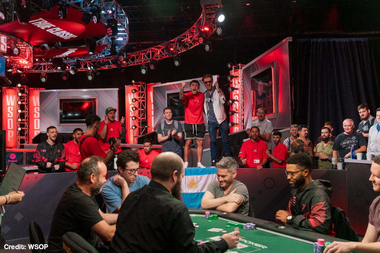 Onlookers cheer at Event 68 -- 1000 Super Turbo Bounty No-Limit Hold em